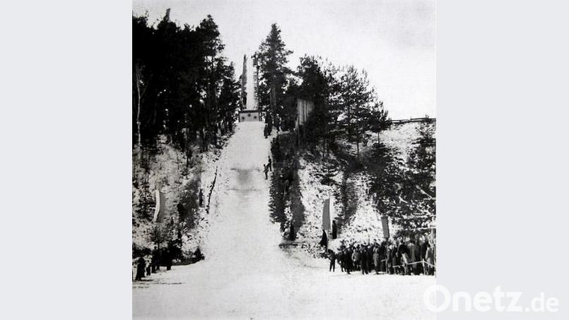 Im 6. Januar 1953 wurde beim SV Störnstein eine Skiabteilung gegründet. Mit großem Eifer machten sich die Mitglieder an den Bau der Skisprungschanze „Drei Sterne“ am Bühl. Der Schanzenrekord: 42 Meter durch Heini Klopfer. Archivbild:  exb/Konrad Kraus