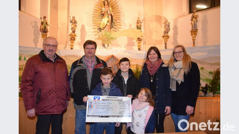 Herbert Putzer (links) dankt den Chorleiterinnen Manuela Grünauer (Zweite von rechts), Monika Stahl (rechts) und Mitstreiter Josef Pflaum senior (Zweiter von links) für die großzügige Spende an die Kinderkrebshilfe in der Region Oberpfalz Nord. Bild: fla