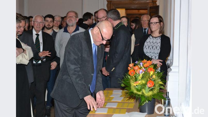 Karlheinz Hoyer assistiert Bürgermeister Bernd Sommer beim Neujahrsempfang in der Kloster-Aula bei der Ehrung verdienter Bürger. Bild: pz