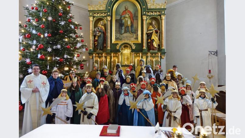 Bereits am Freitag waren die Sternsinger in Schönsee und Weiding unterwegs. „Bringt den Segen in die Häuser, und bringt so den Segen für die Kinder weltweit“: Mit diesen Worten sandte Pfarrer Wofgang Dietz die Buben und Mädchen in der Pfarrkirche St. Wenzeslaus aus. Bild: mmj