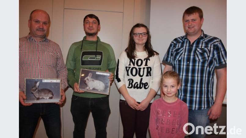 Über überregionale Erfolge freuen sich die Mitterteicher Kaninchen- und Geflügelzüchter. Im Bild (von links) Ludwig Grillmeier, Jens Kamm, Jasmin Schiener, Hanna Tretter und Vereinsjugendleiter Michael Lang. Bild: kro