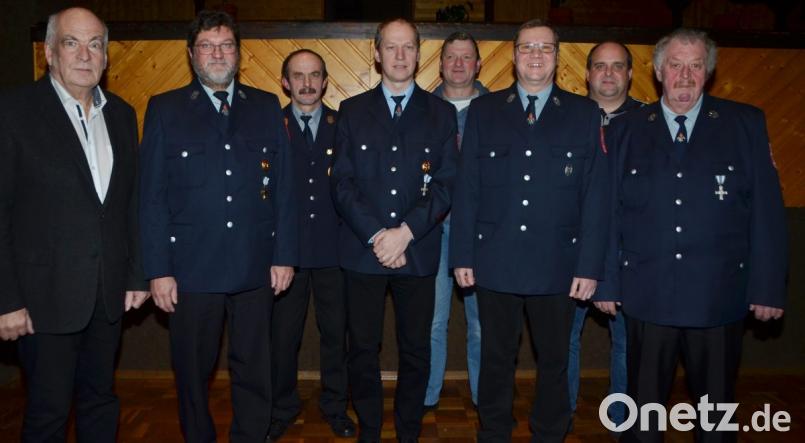 Michael Schwenke (Vierter von links) steht weiterhin mit Reinhard Mages (rechts) an der Spitze der Feuerwehr Waldau. Johann Wiesent (Zweiter von links) ist Schriftführer und Alexander Koller (Dritter von rechts) Hauptkassier. Dritter Bürgermeister Johann Gollwitzer (links) gratuliert den Gewählten im Namen der Stadt. Bild: dob