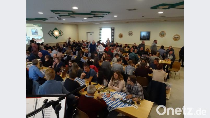 Der große Saal im Schützenheim ist restlos gefüllt. Bild: rwo