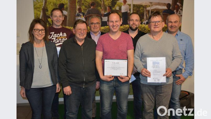 Bei einer Feier würdigte Landtechnik Malzer langjährige Mitarbeiter. Im Bild (von links) Geschäftsinhaberin Karin Riedl, Josef Hecht, Seniorchef German Malzer, Alfons Döllinger, Stefan Schieder, Volker Brodmerkel, Reinhard Burger und Bernd Riedl. Bild: jr