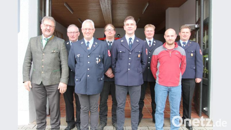 Kommandant Wolfgang Reber (rechts) beförderte mehrere Kameraden, darunter Hans-Jürgen Wirth (Dritter von links) zum Oberlöschmeister. Bild: pi