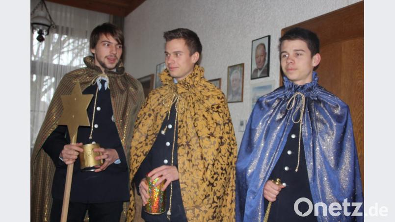 Die „feuerwehreigenen“ Sternsinger segneten des Feuerwehrhaus. Bild: kro