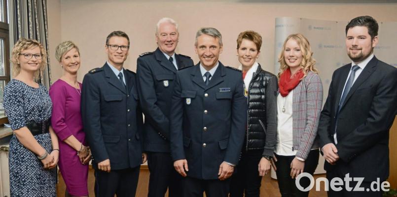 Karl-Heinz Blümel (Vierter von rechts), Präsident der Bundespolizeidirektion, begrüßt Gerhard Höfler (Dritter von links) als Leiter der Bundespolizei Waidhaus mit den Dienstorten Bärnau und Weiden. Dessen Dank gilt Ehefrau Angela (Zweite von links) und den Töchtern Anja (links) und Carina, die in Flitterwochen auf Kuba weilt. Höfler folgt auf Wolfgang Franz (Vierter von links) aus Untersteinbach bei Pfreimd, der künftig mehr Zeit für Ehefrau Waldtraud, Tochter Melanie und Sohn Daniel hat. Bild: Gabi Schönberger