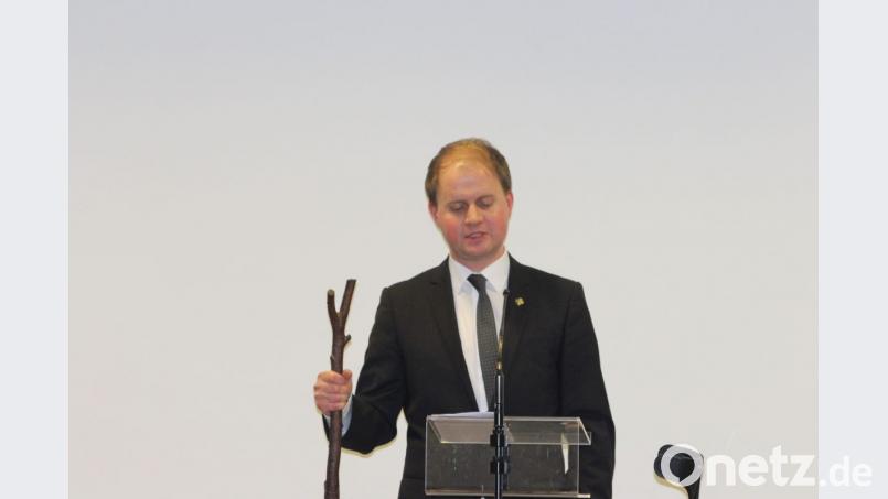 Pfarrer Stefan Wagner nutzte einen Stock, um Metaphern in seine Rede einzubauen. Bild: Christopher Dotzler