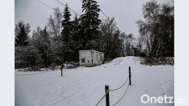Auch wenn am Skilift Pfaben schon Schnee liegt - er reicht noch nicht aus, um den Lift für die Skifahrer zu eröffnen. Bild: rw