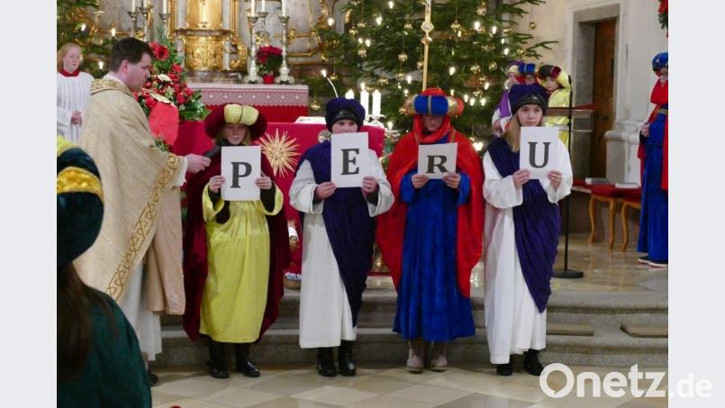 In Oberviechtach erinnerten die Sternsinger an das Motto der diesjährigen Sammelaktion. Bild: bl