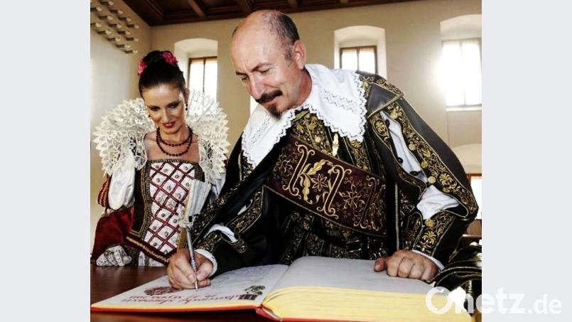 Herzog Albrecht von Wallenstein und seine Gemahlin tragen sich in das Goldene Buch ein. Bild: gjb