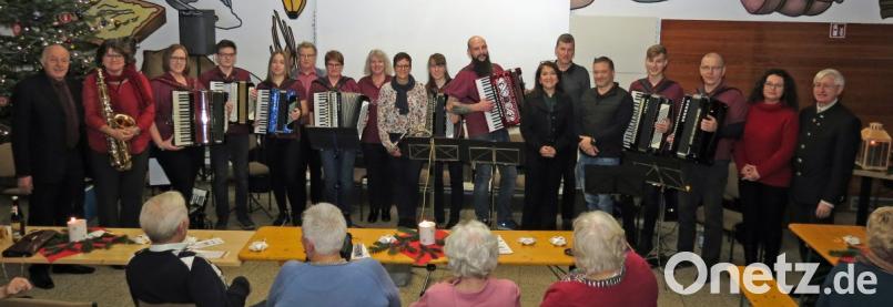Klangerlebnisse bietet das Weidener Akkordeonorchester bei der zweiten Benefizveranstaltung „Musik und Text“ in den Räumen der Tafel. Bild: Dobmeier