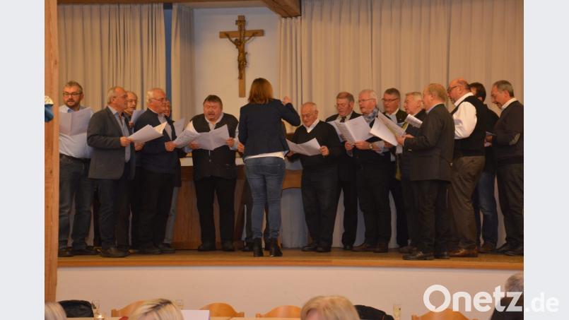 Der Sängerbund unter Leitung von Andrea Krauß unterhält die Gäste musikalisch. Bild: ak