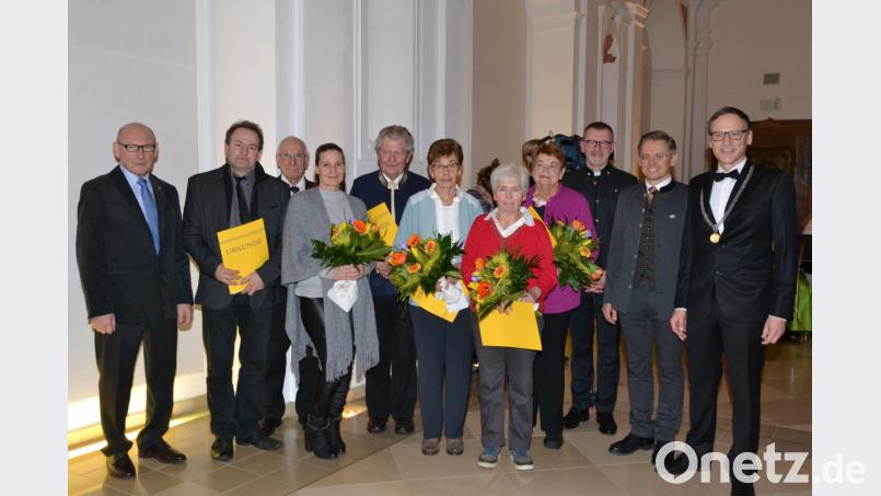 Traditionell werden beim Neujahrsempfang Persönlichkeiten geehrt, die sich in der Vergangenheit mit vorbildlicher ehrenamtlicher Tätigkeit verdient gemacht haben. Von links 2. Bürgermeister Karlheinz Hoyer, Thomas und Yvonne Rosner für Gertraud Rosner und dahinter Pater Friedhelm Czinczoll sowie Robert Treml, Josefine Koch, Emma Helm und Adele Rustler sowie Stadtpfarrer Thomas Vogl, MdL Tobias Reiß und Bürgermeister Bernd Sommer. Bild: pz