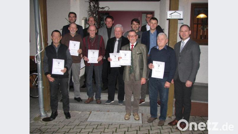 Ehrenamtsbeauftragter Peter Kraus (hinten, rechts), Vorsitzender Richard Paulus (hinten, links), dritter Bürgermeister Richard Kammerer (vorne, rechts) und Landtagsabgeordneter Stephan Oetzinger (hinten, links) gratulieren den Geehrten zu ihren Auszeichnungen und baten sie um weitere Treue zum Verein. Bild: knh