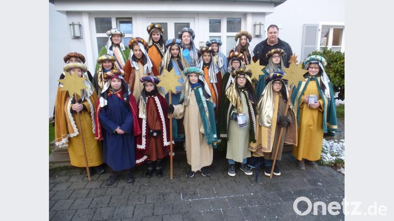 Auch in Schwarzhofen machten sich die Sternsinger auf den Weg, um für notleidende Kinder zu sammeln. Bild: mad