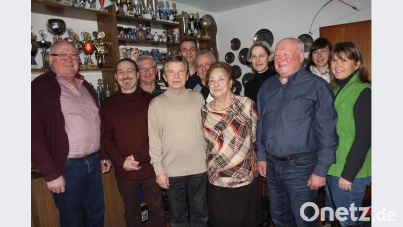 Zahlreiche Gratulanten überbrachten Erhard Wagner (Vierter von links) die besten Glückwünsche zu seinem runden Geburtstag. Hunderte von Trophäen (im Hintergrund) zeugen von einem sportlichen Leben, das ihm nun im Alter durch eine immer noch gute Fitness zugutekommt. Bild: frd