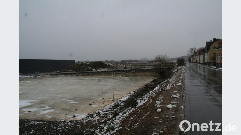 Unmittelbar an der Dr.-Zimmer-Straße (rechts im Bild) entsteht auf dem ehemaligen Rosenthal-Areal Platz für einen Neubau der Firma Scherdel. Bild: fpoz