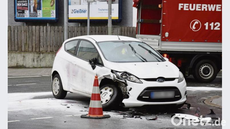 Beide Unfallautos mussten abgeschleppt werden. Die Fahrer wurden laut Polizei leicht verletzt. Bild: wpt