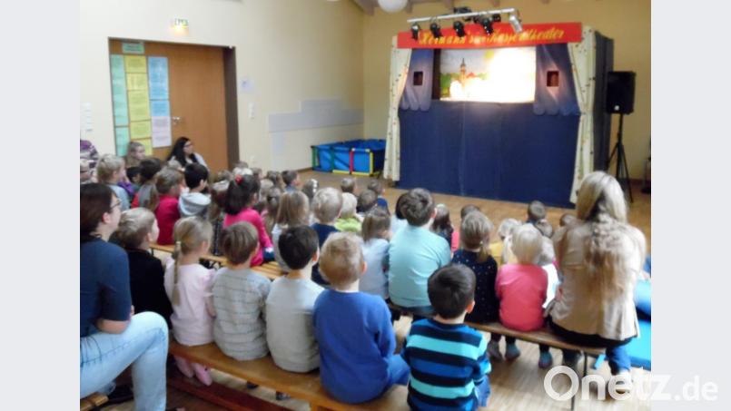 Rund 100 Mädchen und Buben freuen sich über das Geschenk des Christkinds und sehen Kasperl und den Schneemann beim Puppentheater im Herz-Jesu-Kinderhaus. Bild: mez