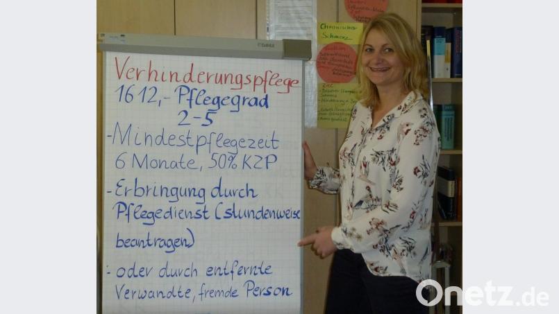 Pflegedienstleiterin Christiane Böhm informiert Familien über wichtige gesetzliche Regelungen bei der häuslichen Pflege. Bild: Portner