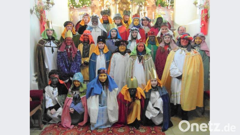 Pfarrer Heribert Stretz (Dritter von rechts) schickt die 27 Sternsinger in der Pfarrei zu den Familien. Bild: hl