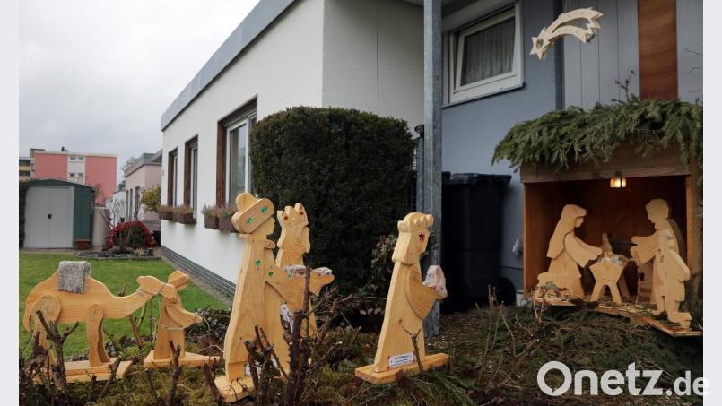 Die große Krippe im Garten von Gregor Fritsch in der Röntgenstraße. Die Figuren hat er alle selbst hergestellt. Nachts leuchtet der Stern. Bild: Wolfgang Steinbacher