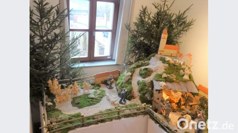 Eine der herrlichen handgefertigten Weihnachtskrippen von Anton Pöpperl im Stadtmuseum mit dem Kreuzbergkloster und der Wallfahrtskirche auf dem ehemaligen Schlossberg als Bestandteil einer der sehenswerten Krippenlandschaften.. Bild: tu