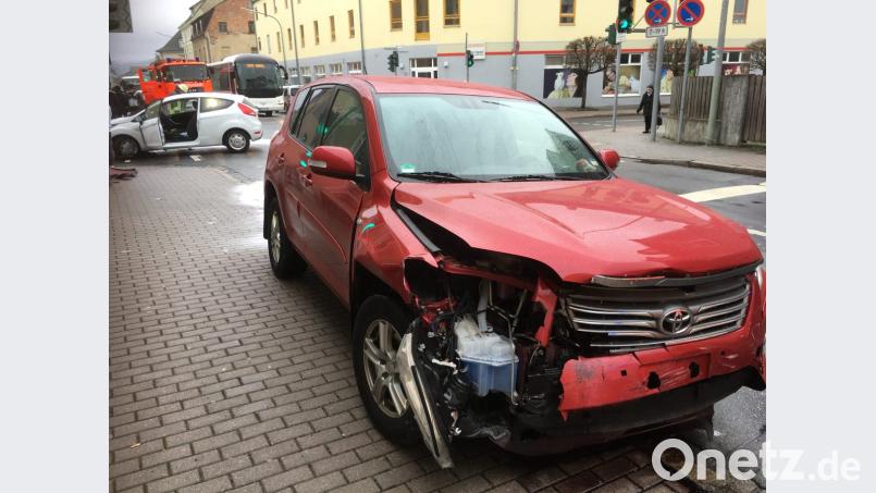Der Unfall auf der Frauenrichter Straße passierte, weil ein junger Autofahrer beim Abbiegen den Gegenverkehr übersehen hatte. Bild: Beer