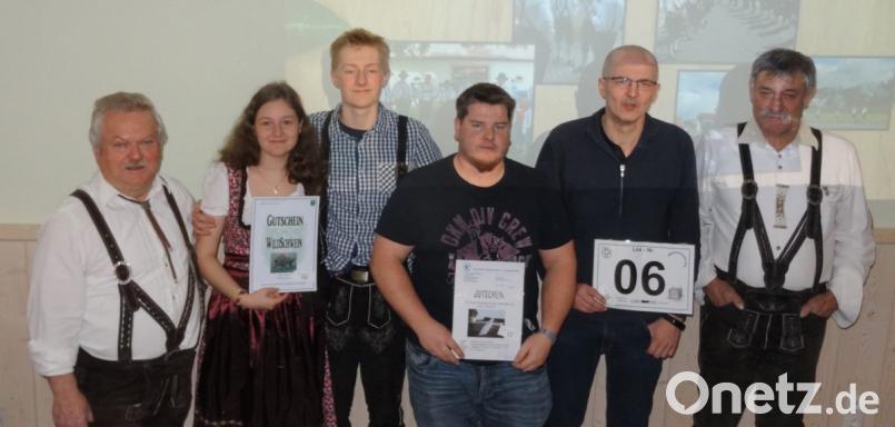 Böllervorsitzender Ludwig Walter (rechts) und Konrad Götz (links) gratulieren den Gewinnern der Hauptpreise, Katja Bäuml, Michael Höllerl und Rudolf Stahl (von links). Bild: rwo
