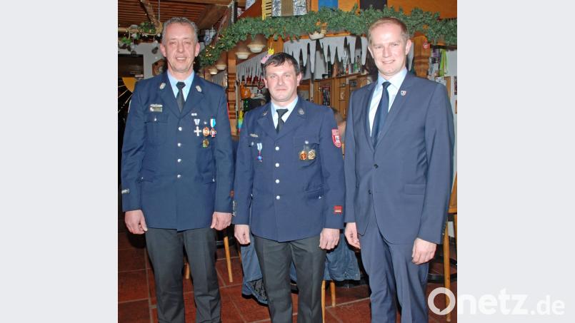 „Einmal Feuerwehrmann – immer Feuerwehrmann“, so könnte man das beherzte Handeln von Werner Fischer umschreiben, der durch seinen couragierten Erste-Hilfe-Einsatz einer älteren Dame das Leben rettete und dafür mit dem Ehrenkreuz in Silber des Bayerischen Feuerwehrverbandes ausgezeichnet wurde. Bürgermeister Konrad Kiener (rechts) und Kreisbrandmeister Dieter Schweiger (links) gratulierten. Bild: wee