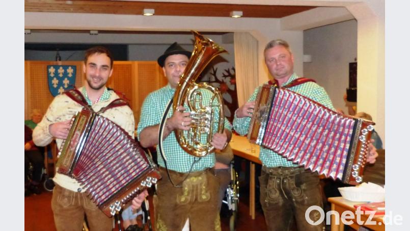 Die Roum Boum, Sebastian, Dominik und Thomas (von links), kamen mit ihren Gstanzln beim Kastler Recht wieder bestens an. Bild: jp