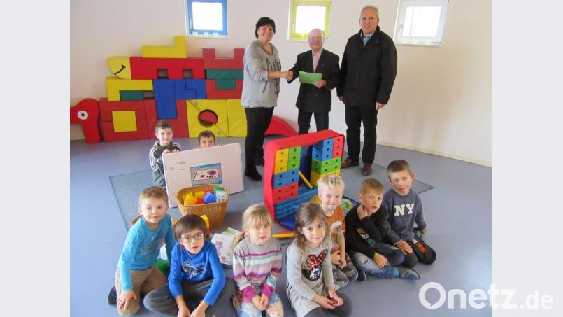 Kindergartenleiterin Karin Krenkel, die Buben und Mädchen und Bürgermeister Werner Prucker (rechts) danken Hans Wagner für die erneut großzügige Spende im Zusammenhang mit dessen 95. Geburtstag. Bild: ang