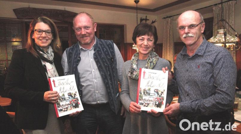 Vorsitzender Joachim Kröplin (Zweiter von links) und Ehrenvorsitzender Max Lippert (rechts) überreichten den beiden stellvertretenden Bürgermeisterinnen Ulrike Roidl (Zweite von rechts) und Martina Engelhardt (links) die ersten Exemplare des "Fronberger Löschbladls". Bild: Hirsch
