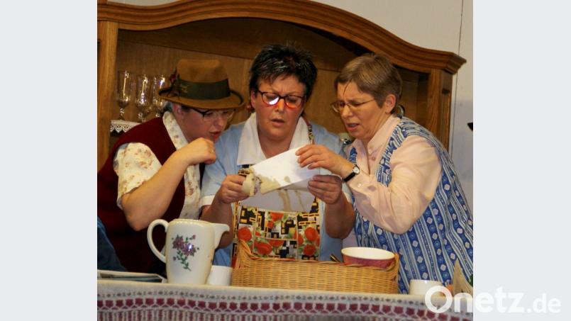 Paula (Sabrina Jakob), Amanda (Daniela Höfler) und Franziska (Sonja Hauser) lesen die Anmeldung zum Klassenreffen. Bild: agr