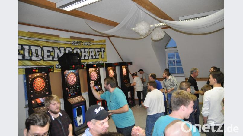 Insgesamt 26 Dreier-Mannschaften von Vereinen und Firmen kämpfen an sieben Dart-Automaten um den Sieg. Bild: ak