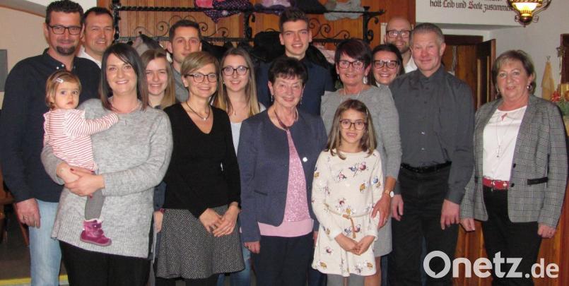 Irene Tafelmeier (vorne Mitte) feiert mit Familie und Freunden den 80. Geburtstag. Bild: sei
