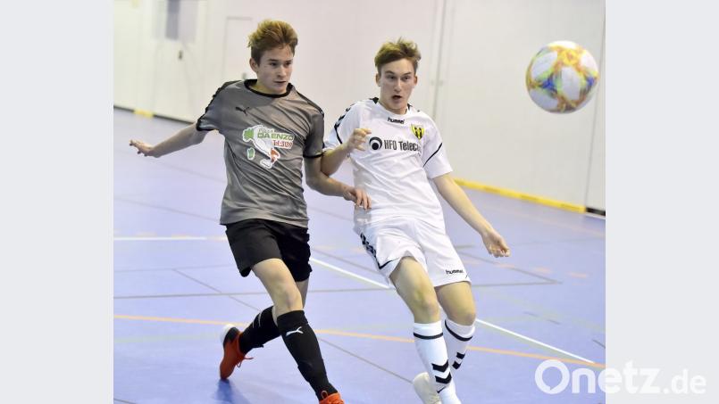 Im U15-Turnier unterlag der SV Raigering (links) im Halbfinale der SpVgg Bayern Hof (rechts) nach Neunmeterschießen. Bild: Hubert Ziegler