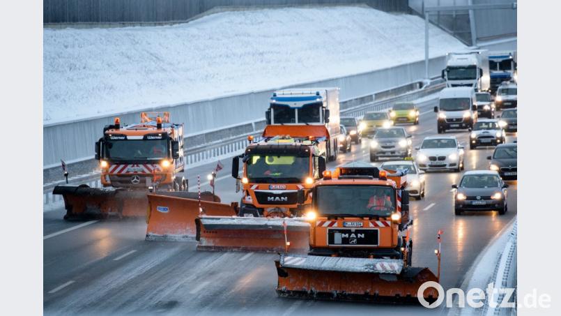 Auf breiter Front: Räumfahrzeuge des Winterdienstes sind auf der Autobahn 9 in Bayern im Einsatz. Bild: Matthias Balk