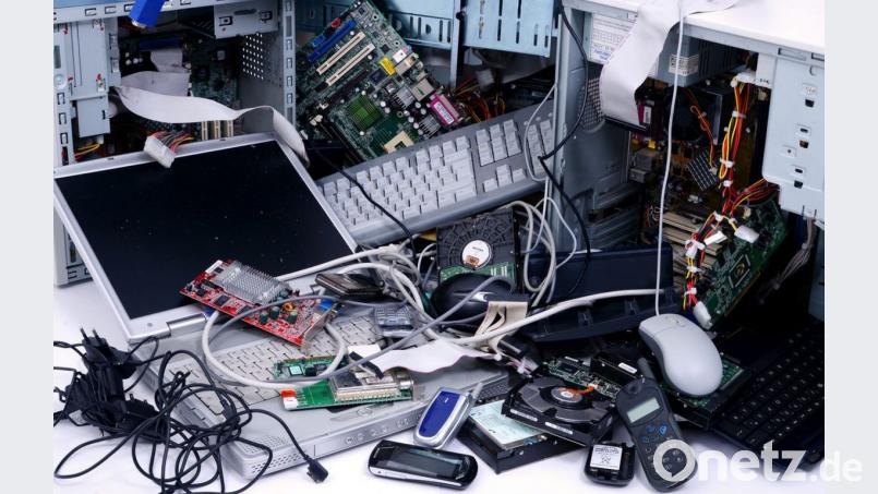 Der Absatz von Elektro- und Elektronikgeräten ist in den vergangenen Jahren drastisch gestiegen und die Tendenz zur Entwicklung von immer neuen Geräten mit kürzerer Lebensdauer nimmt weiter zu. Werden diese Geräte unbrauchbar oder durch Neue ersetzt, landen sie in der Regel im Abfall. Bild: exb