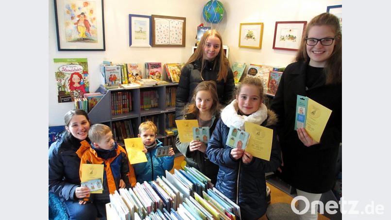 Mit einem goldenen Vielleserausweis und Magnetlesezeichen-Sets als kleines Geschenk zeichnet die Bücherei Vincent Costa (mit seiner Mama), Sebastian Schmidt, Sandra Müller, Elisa Bodner, Hannah Sieber und Lena Schmidt (von links) aus. Bild: rpp