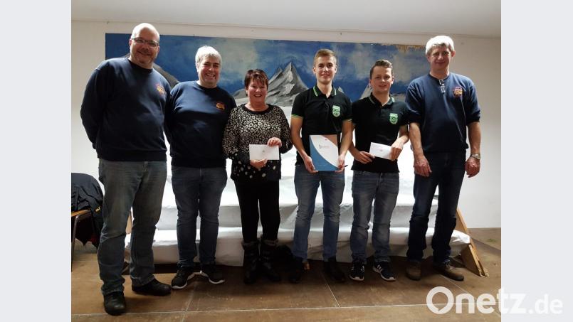 Sie sind die Gewinner der Feuerwehr-Tombola: Margit Lisson (Dritte von links), Stefan Blömer und Nico Reber (rechts daneben). Bild: bgm