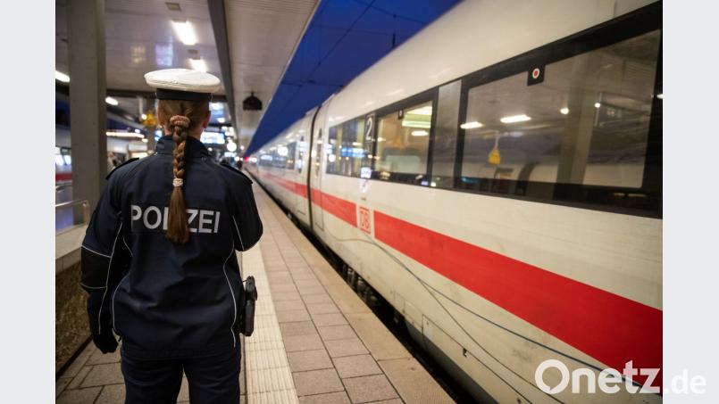 Eine Polizistin steht auf dem Bahnsteig am Nürnberger Hauptbahnhof neben einem ICE der wegen einer Bombendrohung zuvor evakuiert wurde. Bild: Daniel Karmann/dpa