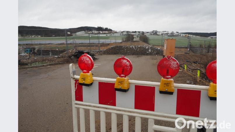 Der direkte Weg nach Neusath bleibt von Perschen aus wahrscheinlich bis November versperrt: So lange wird es dauern, bis die neue Brücke fertig installiert ist. Bild: bl