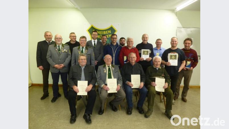 Die Scheibenschützengesellschaft zeichnete Vereinsmeister, Pokalsieger und beste Blattl-Schützen aus und ehrte Mitglieder für Vereinstreue. Seit 60 Jahren sind dabei Gerhard Ertl, Hermann Heibl, seit 50 Jahren Alfred Schaller, Alois Ertl (sitzend, von rechts). Bild: bk