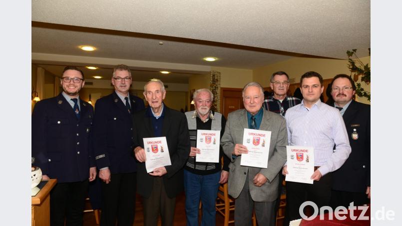 Bürgermeister Ernst Lenk, der bisherige Vorsitzende Thomas Sommer (von links) und Stellvertreter Jürgen Wolf (rechts) ehren die treuen Mitglieder Albert Troidl (70 Jahre), Hans Ott (60), Jakob Fritsch (40) , Karl Koller und Markus Schwab (beide 25 Jahre, von links). Bild: bey