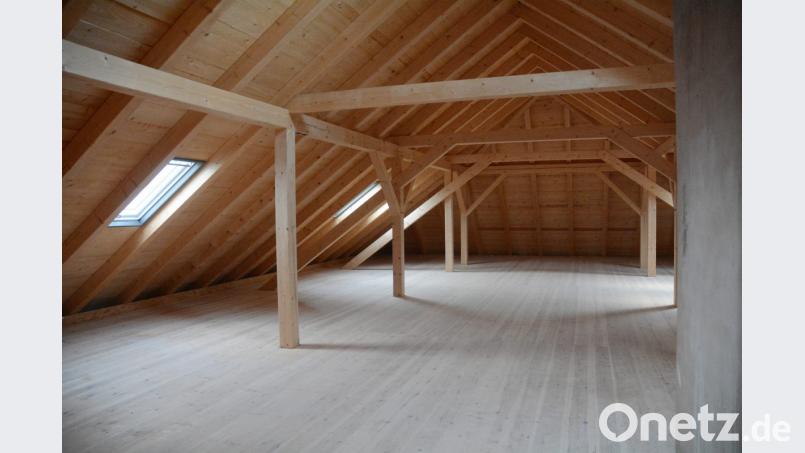 Der Dachstuhl ist komplett neu. Im alten Gebälk hatte sich der Holzwurm zu schaffen gemacht. Bild: gsb