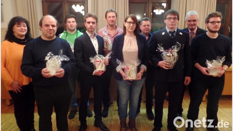 An sieben überwiegend junge Gemeindebürger verleihen Bürgermeister Manfred Kratzer (Zweiter von rechts) und seiner Stellvertreterin Heidi Philipp (links) beim Neujahrsempfang in Würdigung ihrer herausragenden Leistungen das Ehrenzeichen der Kommune das „Ebnather Segel“. Bild: br