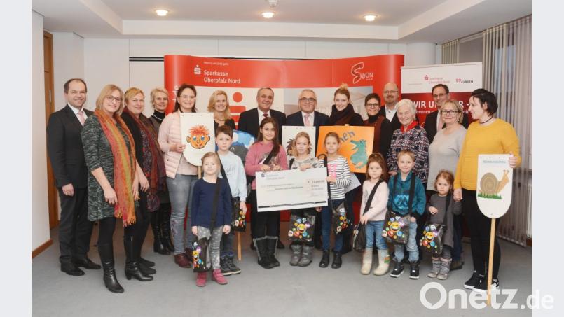 Zusammen mit Oberbürgermeister Kurt Seggewiß (zweite Reihe, Sechster von links) hat Ludwig Zitzmann, Vorsitzender des Vorstands der Sparkasse (rechts daneben), die Empfänger der Spende ausgewählt. Bild: Schönberger