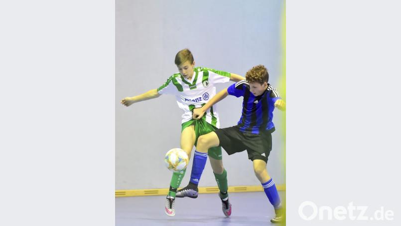 Szene aus dem Gruppenspiel der U15-Junioren zwischen dem SC Eltersdorf (links) und der SpVgg SV Weiden. Bild: Hubert Ziegler